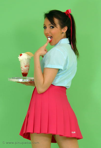 Rachael in Roller Babe  (photoset)